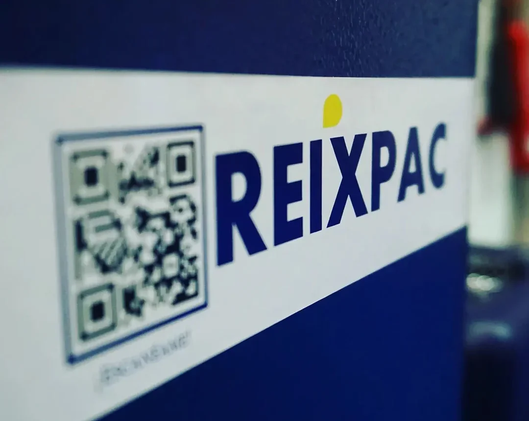 Logo de la empresa serigrafiado en el showroom de la compañía