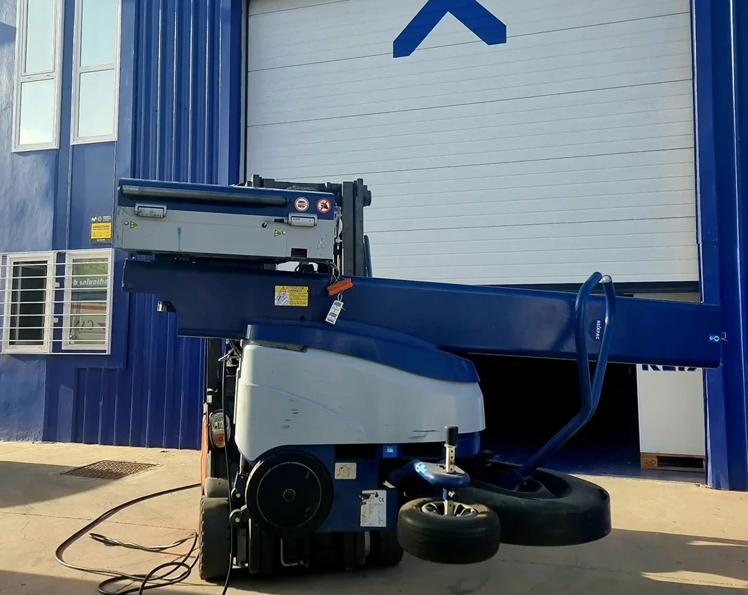 Robot autopropulsado en los exteriores de las instalaciones de la compañía